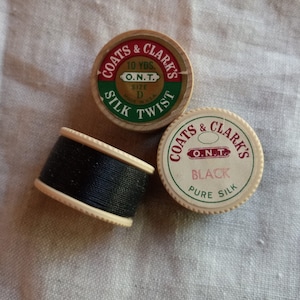 Antico cappotto anni '30-'40 in pura seta con ricamo a occhiello, bobina da 10 iarde in seta nera
