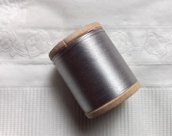 Antico filo da ricamo Corticelli in pura seta per cucito a mano, anni '40, bobina da 100 iarde, grigio peltro 6715