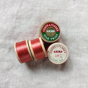 Cappotti antichi degli anni '30 -'40 Seta pura Twist Ricamo Asola Seta Bobina da 10 yd Rame Arancione 239