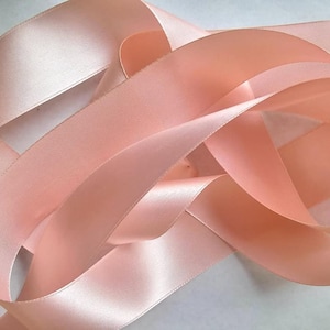 Ruban de satin taffetas rayonne française des années 30 et 40, 3 9/16 po. rose poudré