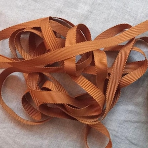 Nastro vintage in grosgrain di seta francese Petersham degli anni '30-'40, 3/8 pollici, color caramello e oro