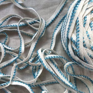 Passamaneria vintage anni '50 realizzata negli USA, colore bianco con blu turchese, 5/16 pollici