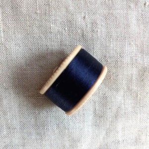 Antico cappotto anni '30-'40 in pura seta con ricamo a occhiello, bobina da 10 iarde, blu navy 13