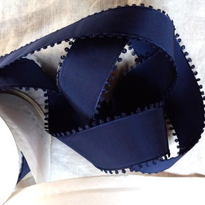 Ruban picotté satiné suisse des années 30-40, bleu marine 2,5 cm