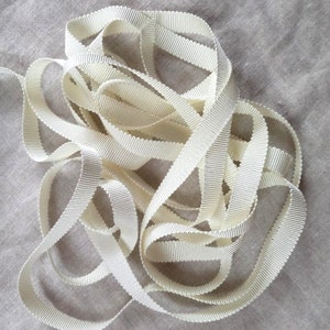 Nastro in grosgrain di Petersham in seta francese vintage degli anni '30 e '40 da 3/8 pollici giallo pallido
