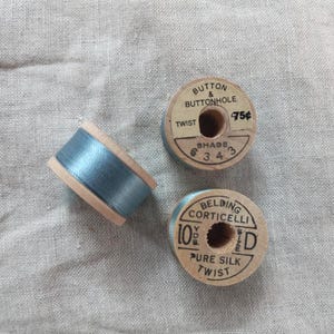 Antico Belding Corticelli anni '30-'40 in pura seta ritorta con ricamo ad occhiello in seta, bobina da 10 iarde, grigio blu 6343