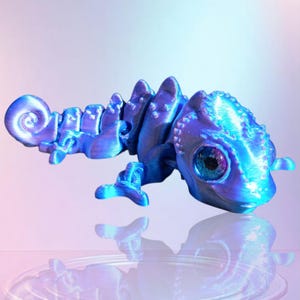 3D Printed Articulated Chameleon: Desk Fidget Toy, Animal Figurine, Christmas Gift, New Year Gift Blue/Pink
