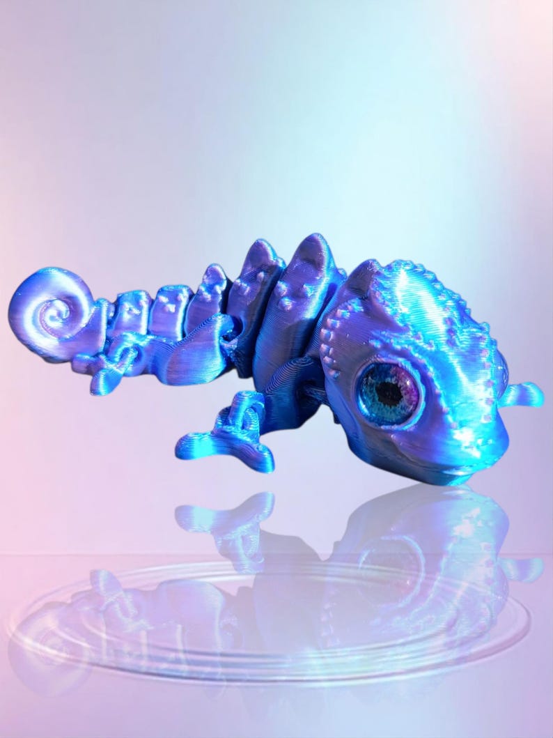 3D Printed Articulated Chameleon: Desk Fidget Toy, Animal Figurine, Christmas Gift, New Year Gift Blue/Pink