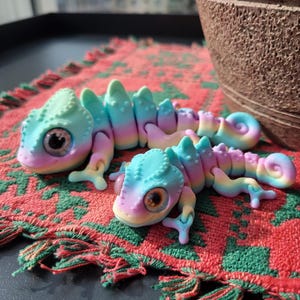 3D Printed Articulated Chameleon: Desk Fidget Toy, Animal Figurine, Christmas Gift, New Year Gift Light Rainbow