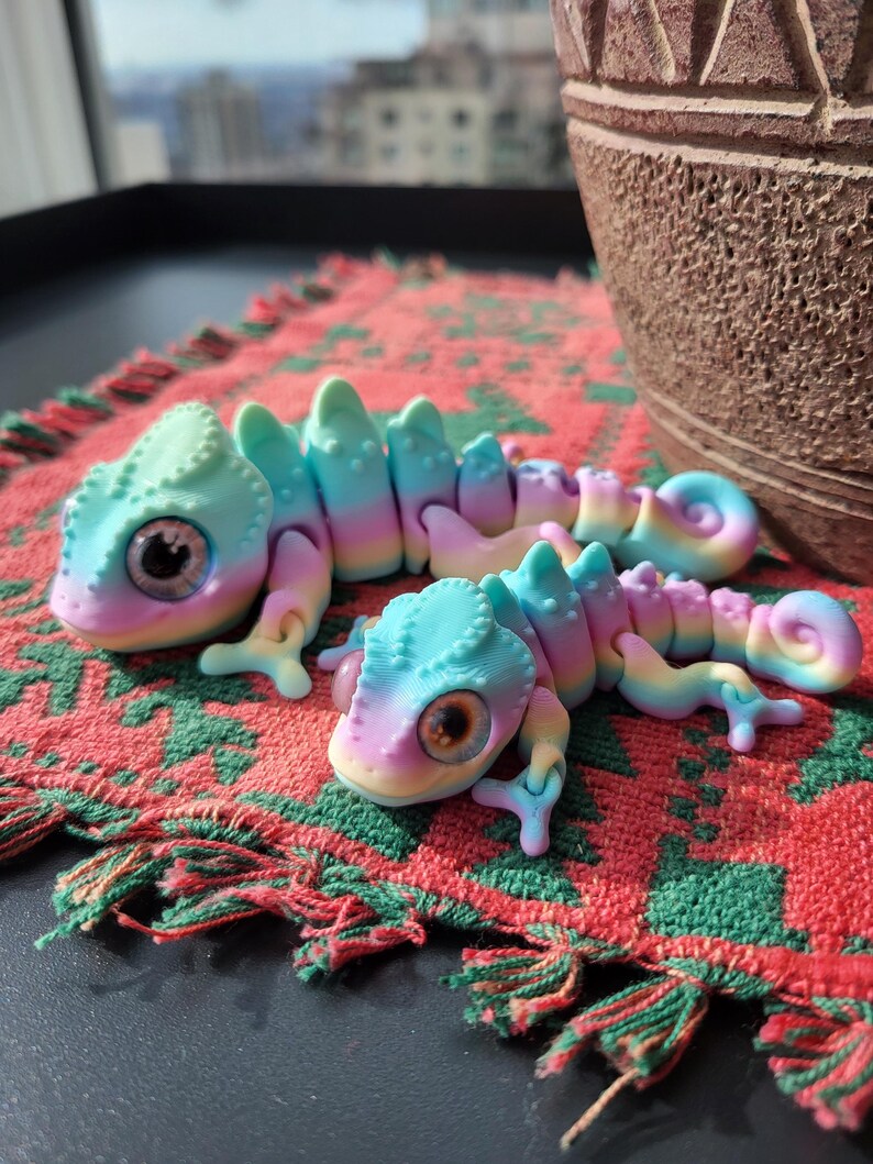 3D Printed Articulated Chameleon: Desk Fidget Toy, Animal Figurine, Christmas Gift, New Year Gift Light Rainbow