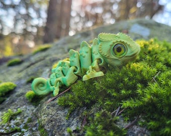 3D Printed Articulated Chameleon: Desk Fidget Toy, Animal Figurine, Christmas Gift, New Year Gift