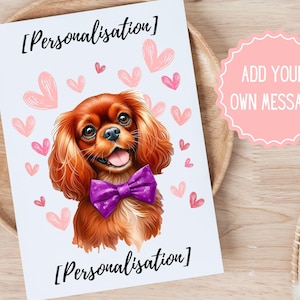 Personalisierte weinrote Farbe Cavalier King Charles Spaniel mit lila Fliege Liebesherzen Grußkarte