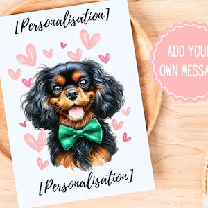 Biglietto d'auguri personalizzato Cavalier King Charles Spaniel nero e marrone con papillon verde e cuoricini