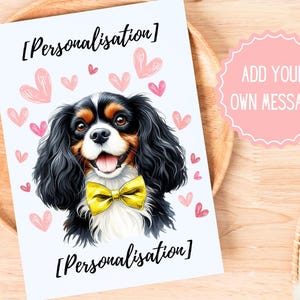 Carte de voeux personnalisée tricolore Cavalier King Charles Spaniel avec noeud papillon jaune coeurs d'amour