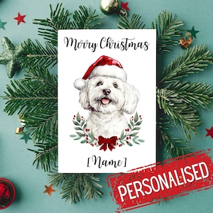 Tarjeta de felicitación navideña personalizada de 5 x 7 con un bichón frisé con gorro de Papá Noel y guirnalda de hojas verdes invernales