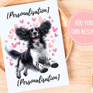 Tarjeta de felicitación personalizada en blanco y negro con un divertido springer spaniel inglés saltando