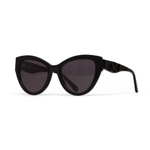 Lunettes de soleil loin et gratuites avec vue sur l'eau au crépuscule