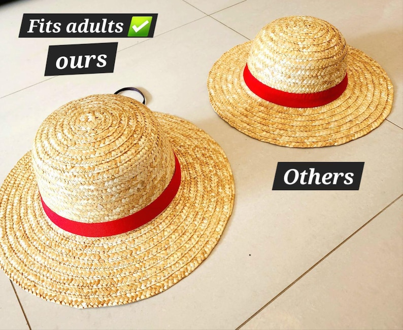 K&ouml;nnte beinhalten: Zwei Strohh&uuml;te mit roten B&auml;ndern werden gezeigt. Die H&uuml;te haben eine breite Krempe und eine abgerundete Krone. Der Text "Fits adults ours" steht &uuml;ber einem Hut und "Others" unter dem anderen. Die H&uuml;te liegen auf einer hellen Oberfl&auml;che.