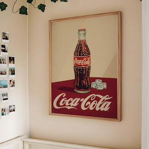 Puede incluir: Un cartel vintage de Coca-Cola con fondo rojo y una botella de vidrio de Coca-Cola con cubitos de hielo. El texto "Coca-Cola" está en letras blancas.