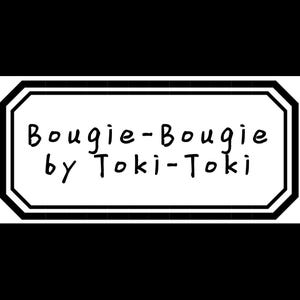 Peut inclure: Texte noir et blanc sur fond blanc dans un cadre octogonal noir. Le texte dit "Bougie - Bougie by Toki - Toki".