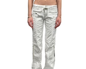 Könnte beinhalten: Weiße Cargohose mit mehreren Taschen, Reißverschlüssen und einem Kordelzug in der Taille. Die Hose hat eine leicht zerknitterte Textur und eine gerade Beinpassform. Das Design umfasst Nähte und Metallbeschläge.