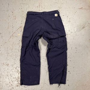Könnte beinhalten: Marineblaue Cargohose mit mehreren Taschen und lockerer Passform. Die Hose hat ein klassisches Design mit Knopf- und Reißverschluss. Hergestellt aus strapazierfähigem Stoff, geeignet für Arbeit oder Freizeit.