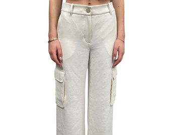 Könnte beinhalten: Cremefarbene Cargohose mit zwei großen Taschen an den Oberschenkeln. Die Hose mit hohem Bund hat einen Knopfverschluss und Gürtelschlaufen. Der Stoff hat einen dezenten Glanz, und die Hose hat ein weites Bein-Design.