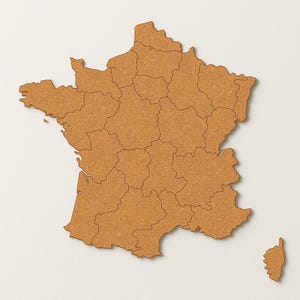 Peut inclure: Une carte détaillée de la France, fabriquée en liège naturel. La carte présente le contour du pays, divisé en régions avec des frontières visibles. La teinte brun chaud du liège contraste avec le fond blanc, soulignant les détails géographiques.