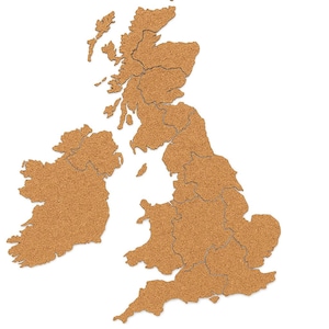 Peut inclure: Une carte en liège des îles britanniques, comprenant l'Irlande et la Grande-Bretagne, sur fond blanc. La carte est de couleur marron clair, avec des contours détaillés des pays et des îles. Thème : géographie et décoration.