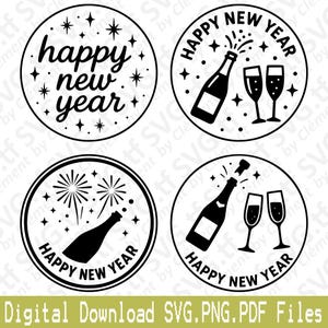 Puede incluir: Cuatro diseños circulares en blanco y negro con temática de Año Nuevo. Un diseño dice "happy new year" con acentos de estrellas. Otros diseños muestran botellas de champán, fuegos artificiales y copas de champán. El texto "Digital Download SVG.PNG.PDF Files" está en la parte inferior.
