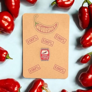 Spilla distintivo spilla 100% Neuro Spicy neuro diverso nato diversamente abile. Autismo adhd neurodiverso regalo di compleanno dolcetto montato su browncard