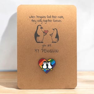 Broche con insignia Cuando los pingüinos encuentran a su pareja, permanecen juntos para siempre. Montado en una tarjeta marrón, envuelto en una bolsa de regalo de celofán.