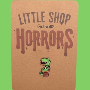 Spilla con distintivo a spillo Little Shop Of Horrors - Spilla con distintivo a spillo smaltata montata su cartoncino marrone - avvolta in un sacchetto regalo in cellophane