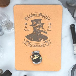 Broszka z odznaką - Plague Doctor Trust Me I'm A Doctor - Broszka z odznaką emaliowaną, umieszczona na brązowym kartonie - zapakowana w celofanową torbę prezentową