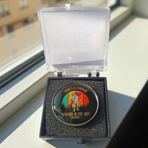 David Bowie Starman Enamel Pin – Ziggy Stardust Tribute Badge, Retro Music Lover Brooch, Gift for Bowie Fans