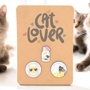 Broches pin's - amoureux des chats - montées sur carton marron - emballées dans un sac cadeau en cellophane
