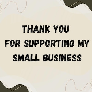 Op de afbeelding: Een digitale afbeelding met de tekst "THANK YOU FOR SUPPORTING MY SMALL BUSINESS" in vette, zwarte letters. De achtergrond is lichtbeige met donkerbruine abstracte vormen.