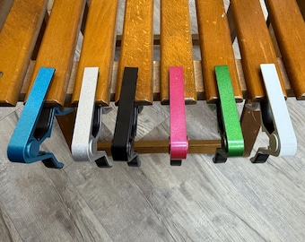 Kostenlose Gravur bei Kauf! Personalisierte Aluminium Gitarrenkabo: Individuell graviert, Schnellspanner.