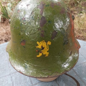 Zeldzame stalen helm M36 uit de Tweede Wereldoorlog met embleem van het Koninklijke Leger.