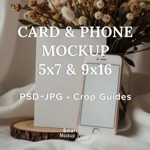 Puede incluir: Una maqueta con una tarjeta blanca y un smartphone con pantalla en blanco, sobre un fondo de flores secas. La tarjeta mide 12,7x17,8 cm, y la pantalla del teléfono 22,9x40,6 cm. Incluye el texto "CARD & PHONE MOCKUP" y "PSD+JPG • Crop Guides."