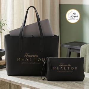 Peut inclure: Un sac cabas noir et une pochette assortie, tous deux ornés du texte doré Favorite REALTOR et de l'adresse email grace@yourrealtor.com. Le sac contient un ordinateur portable gris, et les deux articles présentent une apparence structurée.