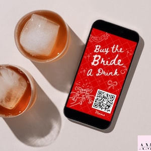 Può includere: Due bicchieri di liquido color ambra con cubetti di ghiaccio accanto a uno smartphone. Il telefono mostra il testo "Buy the Bride a Drink" su sfondo rosso, con un codice QR ed elementi decorativi. Lo sfondo è rosa chiaro.
