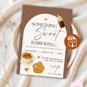 Pode incluir: Um convite para chá de bebê com um design marrom e branco. O convite inclui o texto "Something Sweet is Brewing..." e detalhes do evento, incluindo data, hora e informações de RSVP. O convite também apresenta ilustrações de uma mamadeira, uma xícara de café e um pastel.