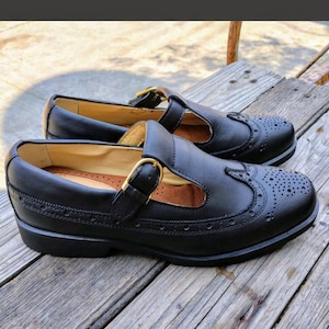 Genuine leather wingtip sandals for men and women. These sandals have a luxurious feel and feature a stylish medallion-decorated design.