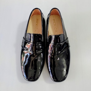 Enamelled leather loafer driving shoes for men and woman . The outsole is made of rubber for driving shoes.  These shoes are unisex.