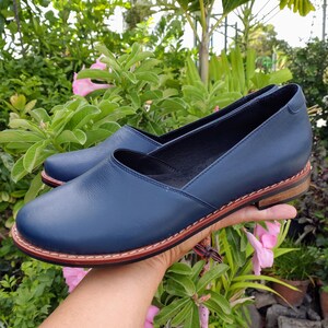 Genuine leather flat shoes for men and women. A stylish slip-on shoe for adults, featuring a simple and stylish shape.