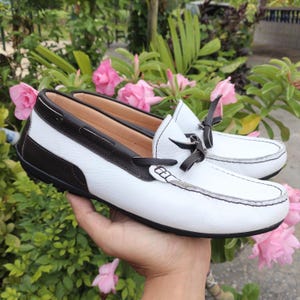 Genuine leather loafers for men and women. Driving shoes. handmade by artisans. The outsole is made of non-slip rubber for driving shoes.