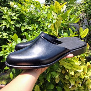 Genuine leather slippers for men and women. Handmade by artisans. Simple slipper-type sandals. Colors can also be changed.