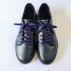 Genuine leather sneakers for men and women. Stylish and fashionable simple sneakers. A wide range of colors are available.