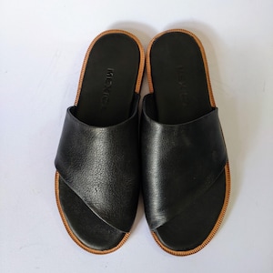 Genuine leather handmade sandals for men and women. Simple and stylish adult sandals. Popular sandals that are easy to put on and take off.